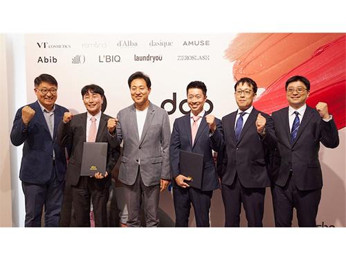 締結式の様子＝（写真左から）ソウル経済政策室　キム・テギュン室長、ソウル経済振興院　キム・ヒョヌ代表、オ・セフン　ソウル特別市長、ｅＢａｙＪａｐａｎ　ＪＰ　Ｓｅｌｌｅｒ　Ｇｒｏｗｔｈ本部長　新井秀樹氏、Ｂｅａｕｔｙ＆Ｆｏｏｄ　営業部長　米川由満氏、ＪＰ＆ＫＲ　広報部長　吉田高夫氏